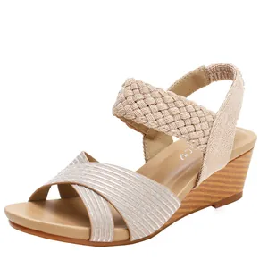 Sandales compensées femme couleur abricot avec brides croisées et élastique tressé