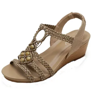 Sandalias bohemias con cuña, tiras tejidas y detalles de cuentas en tonos caqui