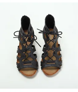 Detailansicht schwarzer Römersandalen mit Kreuzriemen und hinterem Reißverschluss