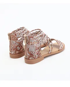Détails de sandales plates bohèmes avec brides tissées colorées et zip au talon