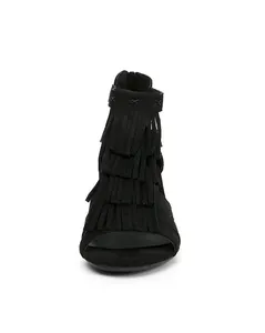 Detalle frontal de sandalias negras de punta abierta con flecos en capas y borlas de moda