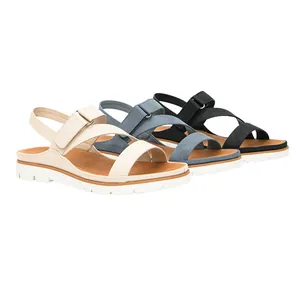 Detalle de sandalias de plataforma para mujer en beige, azul y negro con suela dentada