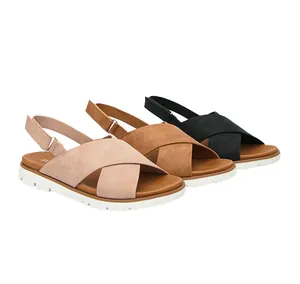 Detalle de sandalias de plataforma con correas cruzadas en rosa, marrón y negro con hebillas