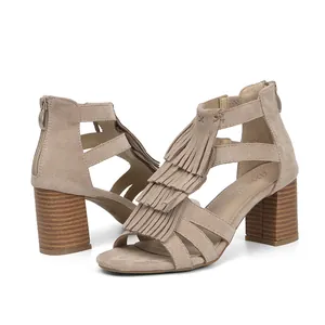 Sandalias beige de tacón ancho con flecos en capas y cierre de cremallera