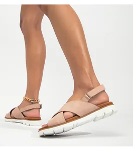 Primer plano de sandalias con plataforma rosa, correas cruzadas y cierre de velcro ajustable