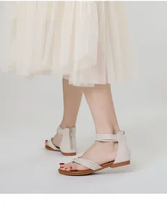 Detail van beige platte sandalen met meervoudige bandjes en handige ritssluiting achter