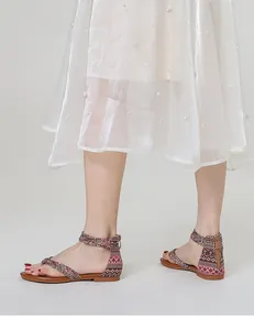Detail van boheemse platte sandalen met etnische patronen en ritssluiting achteraan