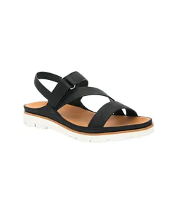 Detalle de tiras de velcro y suela de plataforma blanca en sandalias playeras mujer