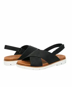 Detalle de sandalias de mujer con tiras cruzadas negras y suela de plataforma blanca
