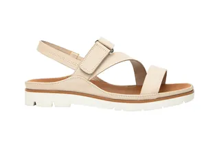 Detalle de sandalias de plataforma de cuero crema con correas cruzadas y hebilla ajustable