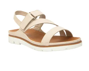 Detalle de sandalias beige con tiras cruzadas, hebillas y suelas de plataforma blancas