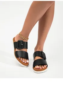 Détail de sandales noires à double bride avec grandes boucles et semelle plateforme