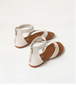 Detail van de achterrits op deze minimalistische platte gladiator sandalen met bandjes
