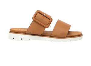 Détail de sandales à doubles brides marron avec boucles et semelles épaisses crantées