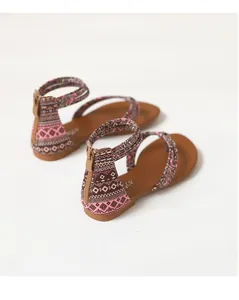 Detail van bohemian sandalen met geometrische print en een rits aan de achterkant