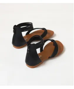 Detailweergave van zwarte sandalen met bandjes, hielritssluiting en een zachte binnenzool