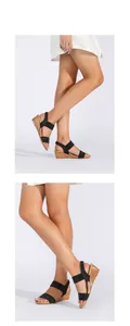Detalle de las tiras negras brillantes y la suela de cuña de madera en las sandalias