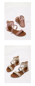 Detailweergave van de gevlochten platte Romeinse sandalen in roze en beige met rits achter