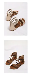 Detail van Romeinse sandalen met getextureerde bandjes en hielrits in beige en bruine kleuren