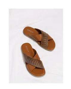 Vista superior de sandalias planas marrones con tiras cruzadas de strass brillante