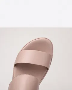 Detailansicht des weichen Leder-Obermaterials bei Plateau-Sandalen mit feinen Nähten