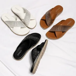 Sandalias planas de mujer con pedrería en tiras cruzadas en blanco, marrón y negro