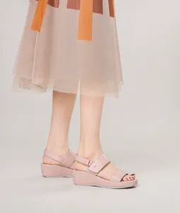 Seitenansicht der rosa Plateau-Keilsandalen mit verstellbarem Klettverschluss am Modell