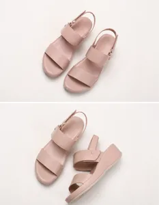 Detaillierte Draufsicht und Seitenansicht von rosa Plateau-Sandalen mit Klettverschluss