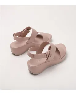 Detailansicht der rosa Plateau-Keilsandalen mit verstellbaren Klettverschlussriemen