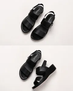 Detailansicht der schwarzen Plateau-Römersandalen mit breiten Riemen und Fersenschnalle