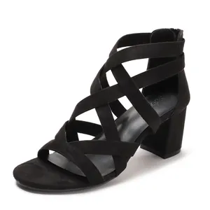 Elegantes sandalias de ante negro con tacón de bloque, tiras cruzadas y cremallera trasera