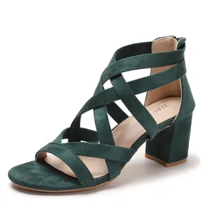 Elegantes sandalias verde oscuro con tacón de bloque, tiras cruzadas y cremallera trasera
