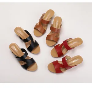 Vue de dessus de mules à talons compensés en noir, marron et rouge avec texture croco