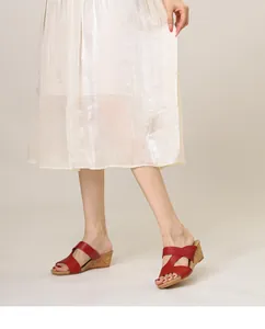 Détail macro de sandales compensées rouge vin avec brides en cuir gaufré et liège