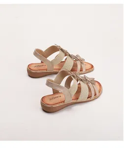 Détail de sandales compensées kaki avec trois fleurs en relief et bride arrière élastique