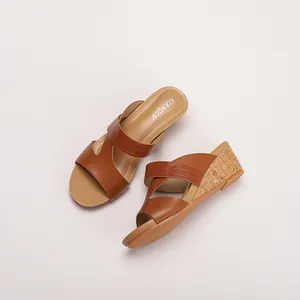 Sandales compensées marron pour femmes avec brides croisées en similicuir et talon liège