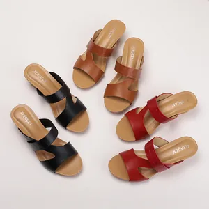 Sandales compensées femme avec brides motif crocodile en noir, marron et rouge