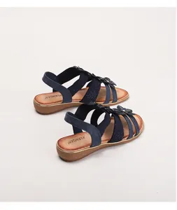 Détails de sandales compensées bohèmes avec brides tressées bleu marine et broderie