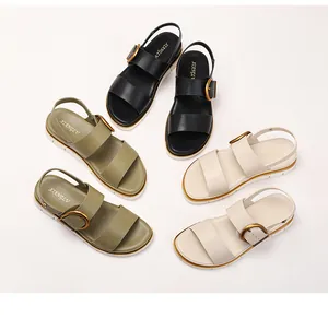 Draufsicht auf Plateau-Sandalen in Schwarz, Olivgrün und Beige mit Metallschnallen