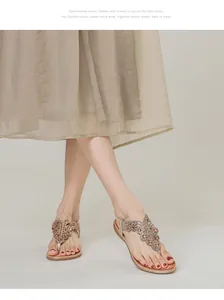 Détail de tongs compensées bohèmes avec strass dorés et embellissements de perles
