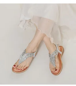 Détails de sandales compensées bohèmes avec lanières à strass et finitions en paillettes