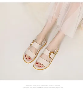 Detailansicht beige Plateausandalen mit Doppelriemen und Goldschnallen mit Rock kombiniert