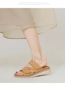 Gros plan sur des sandales compensées kaki avec brides croisées et clous métalliques