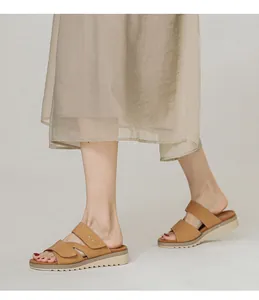 Détails de sandales compensées camel avec doubles brides en daim et clous dorés