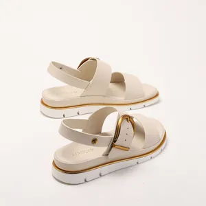 Sandales à plateforme beige à boucle dorée et semelle en caoutchouc crantée pour femmes