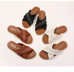 Detail van bohemien sleehak sandalen met geborduurde bandjes en fonkelende strassteentjes