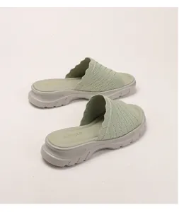 Detailansicht der hellgrünen Flyknit-Keilsandalen mit Wellenkante und rutschfester Plateausohle