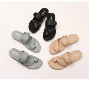 Tre paia di comode infradito con zeppa in nero, grigio e beige con fibbia regolabile