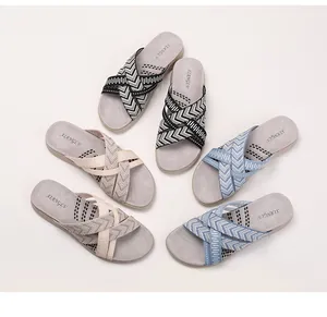 Draufsicht auf Keilsandalen mit ethnisch gewebten Riemen in Schwarz, Beige und Blau
