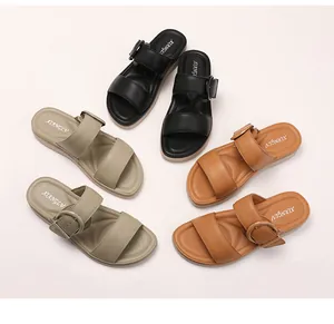 Detailansicht der flachen Sandalen mit Doppelriemen in Schwarz, Beige und Braun mit Schnallen